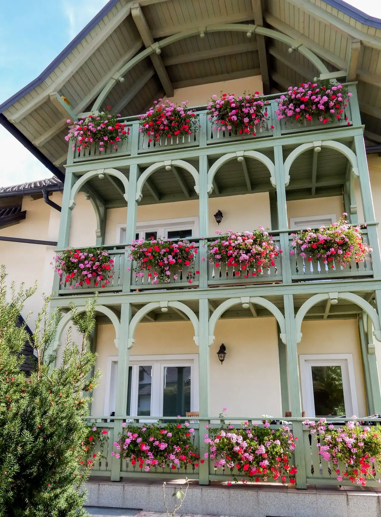 Rezljani zeleni balkoni Vile Marjetica s pelargonijami