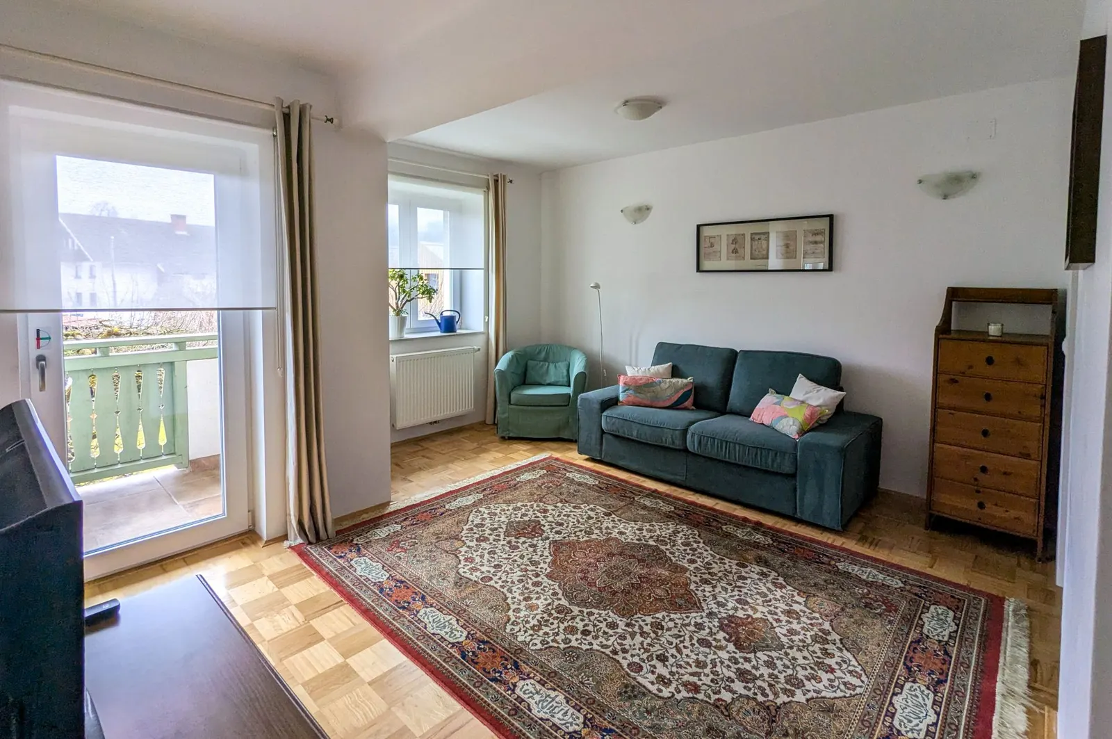 Dnevni prostor v Modrem apartmaju s kavčem in preprogo
