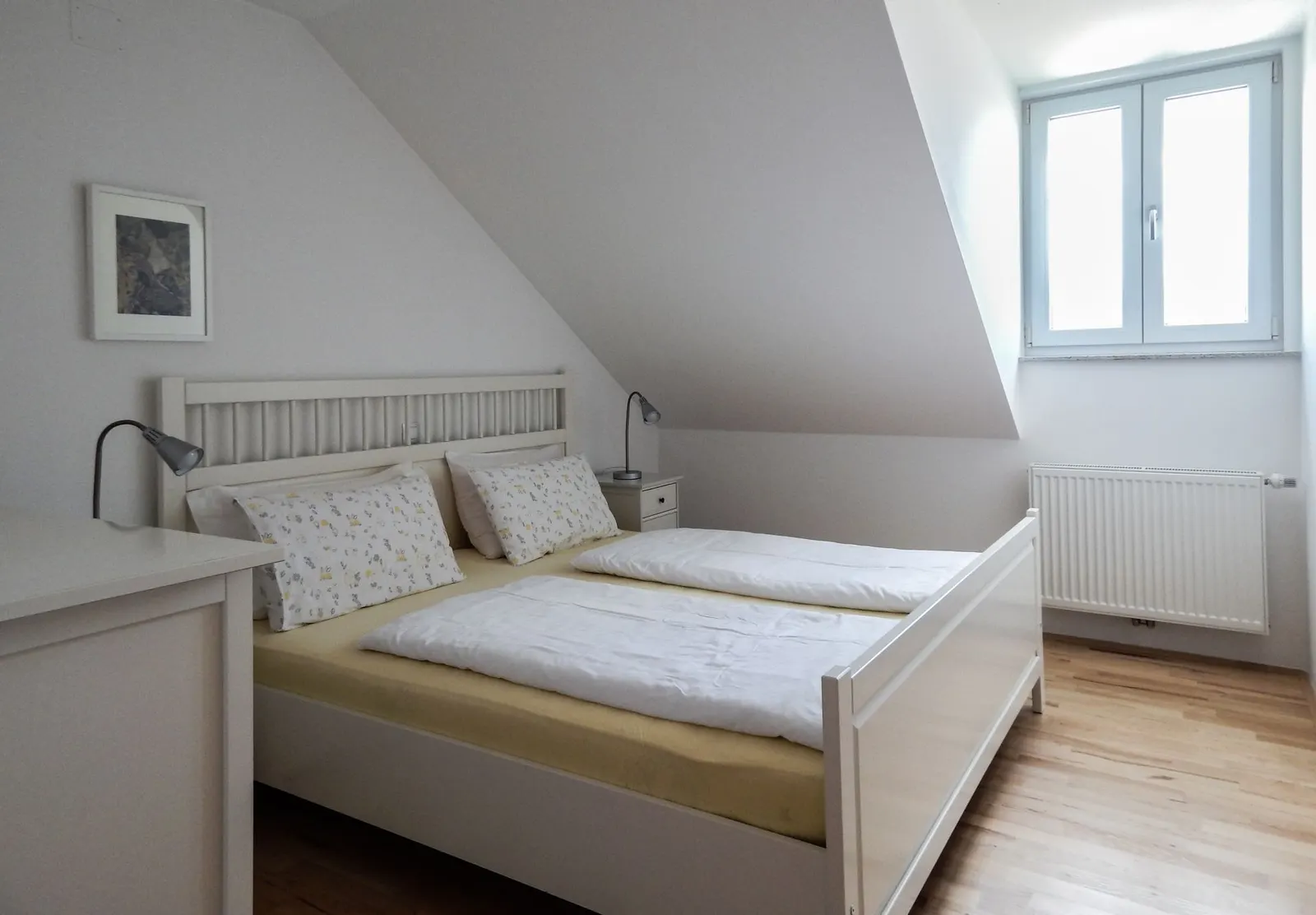 Spalnica v Apartmaju z razgledom pod poševnim stropom