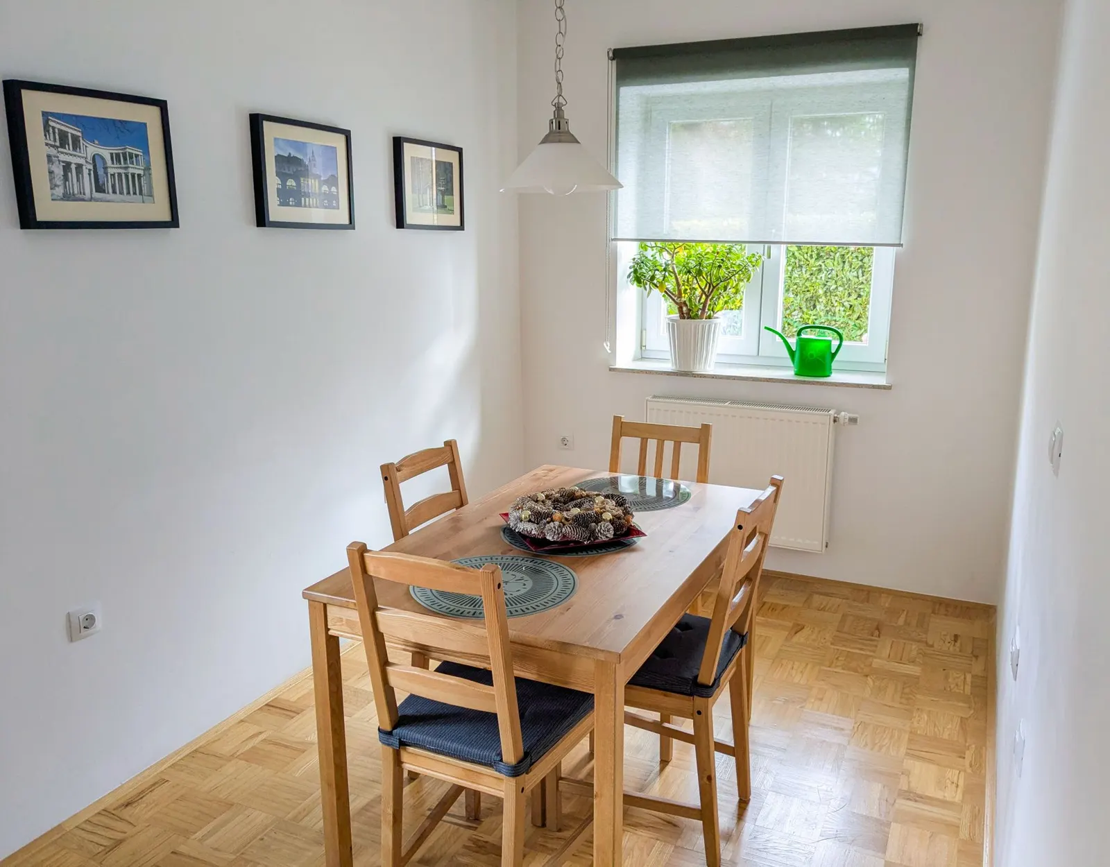 Rdeči apartma: jedilni kot