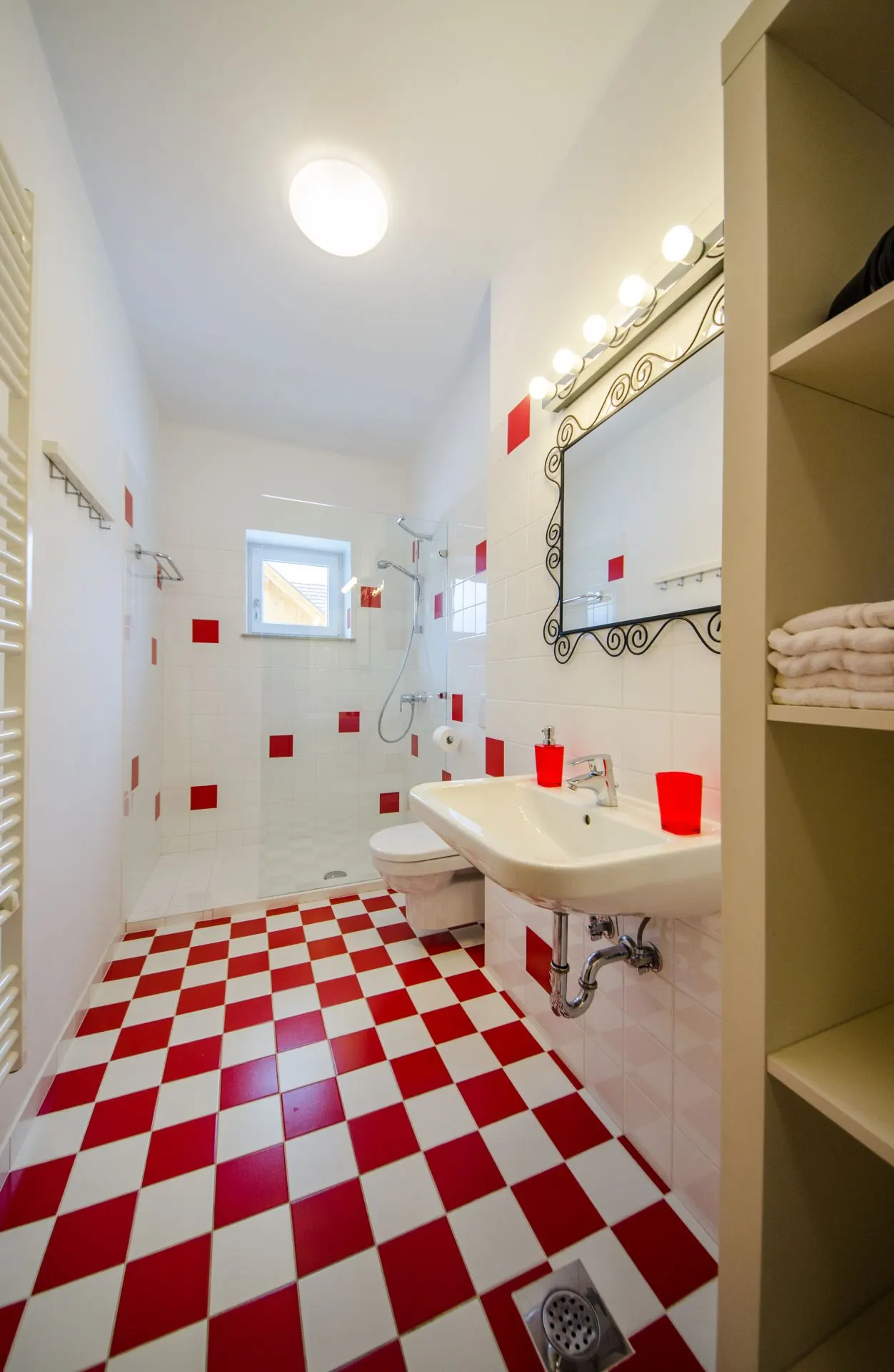 Rdeči apartma: kopalnica