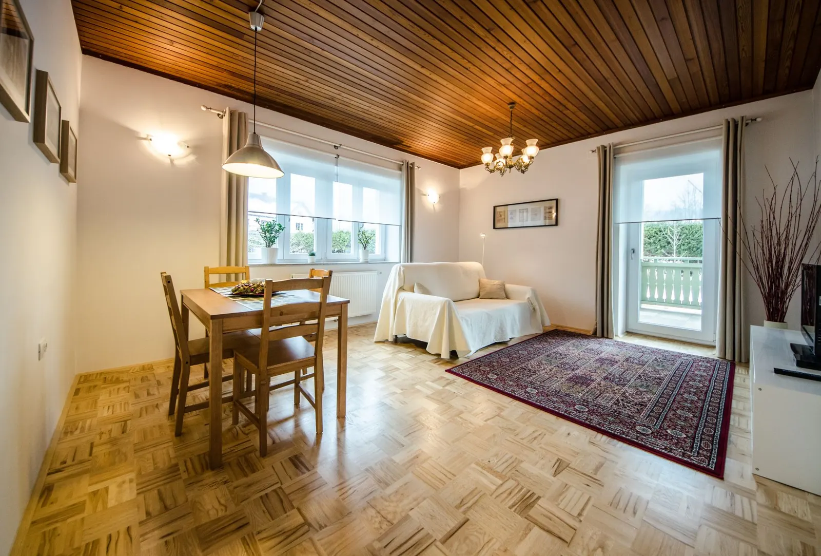 Rumeni apartma: dnevni prostor
