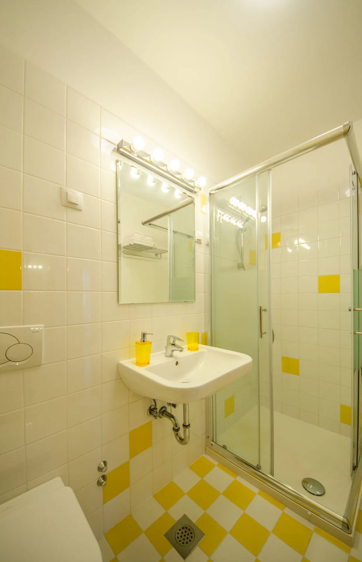 Rumeni apartma: kopalnica