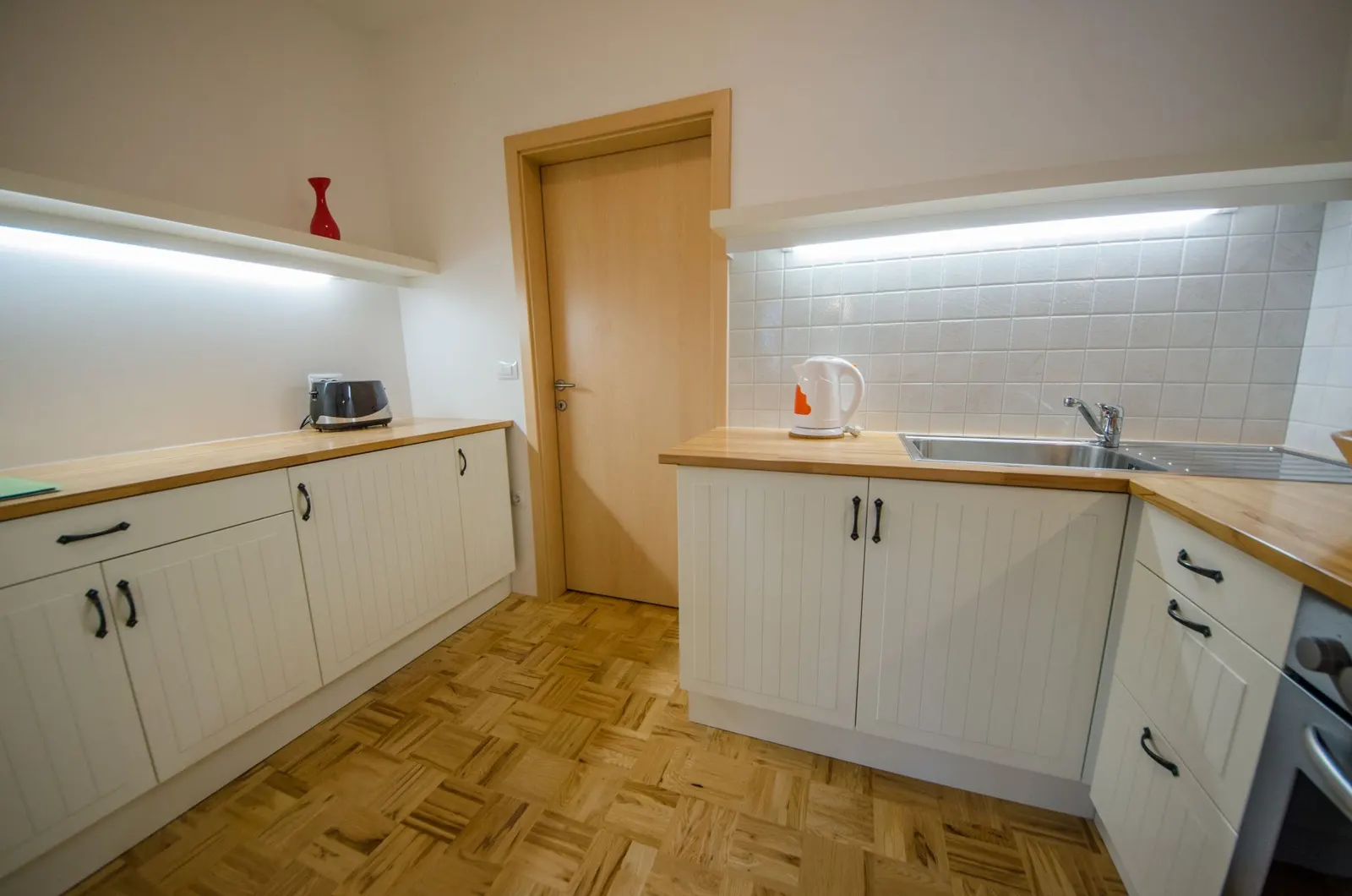 Rumeni apartma: kuhinja